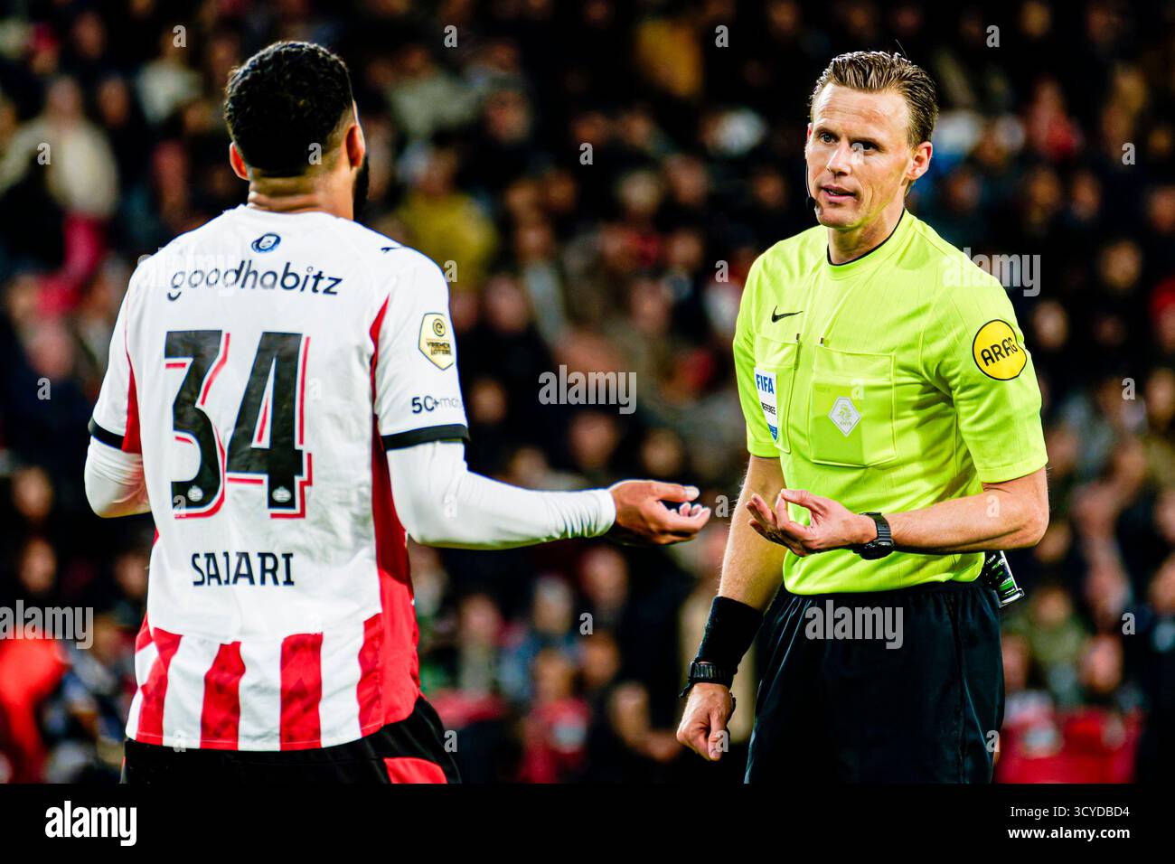L'arbitro Sander van der Eijk è in discussione con Ismael Saibari del PSV Eindhoven durante l'Eredivisie match olandese tra PSV Eindhoven e Go Ahead Eagles al Philips Stadion il 18 ottobre 2025 a Eindhoven, Paesi Bassi. (Crediti: Kevin Senders/MTB-Photo/Alamy Live News) Foto Stock