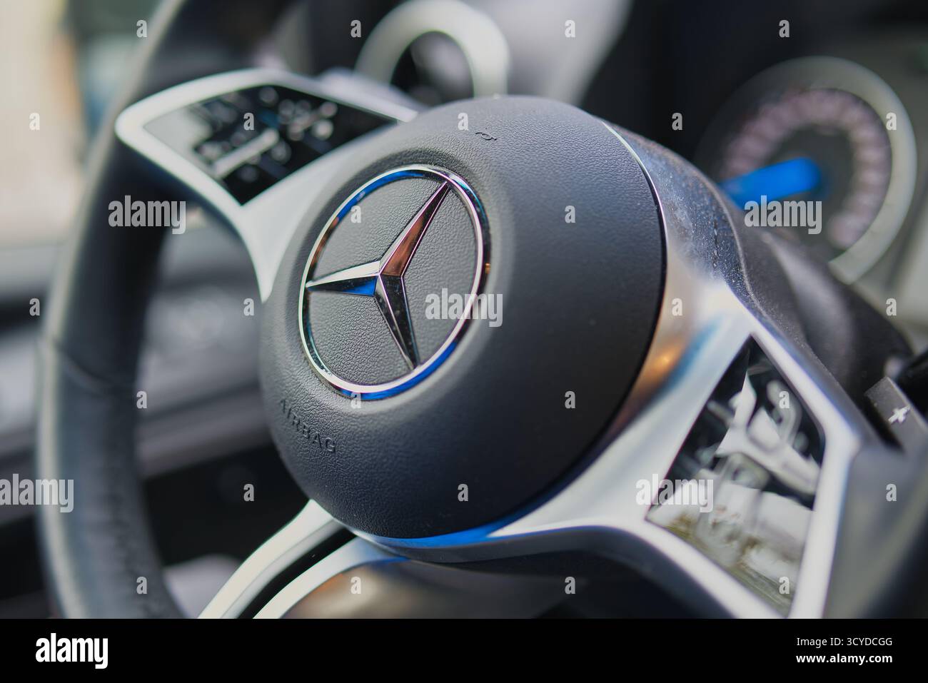 Interni lussuosi del volante Mercedes Benz primo piano sul design moderno dell'auto e dettagli automobilistici di alta qualità Foto Stock