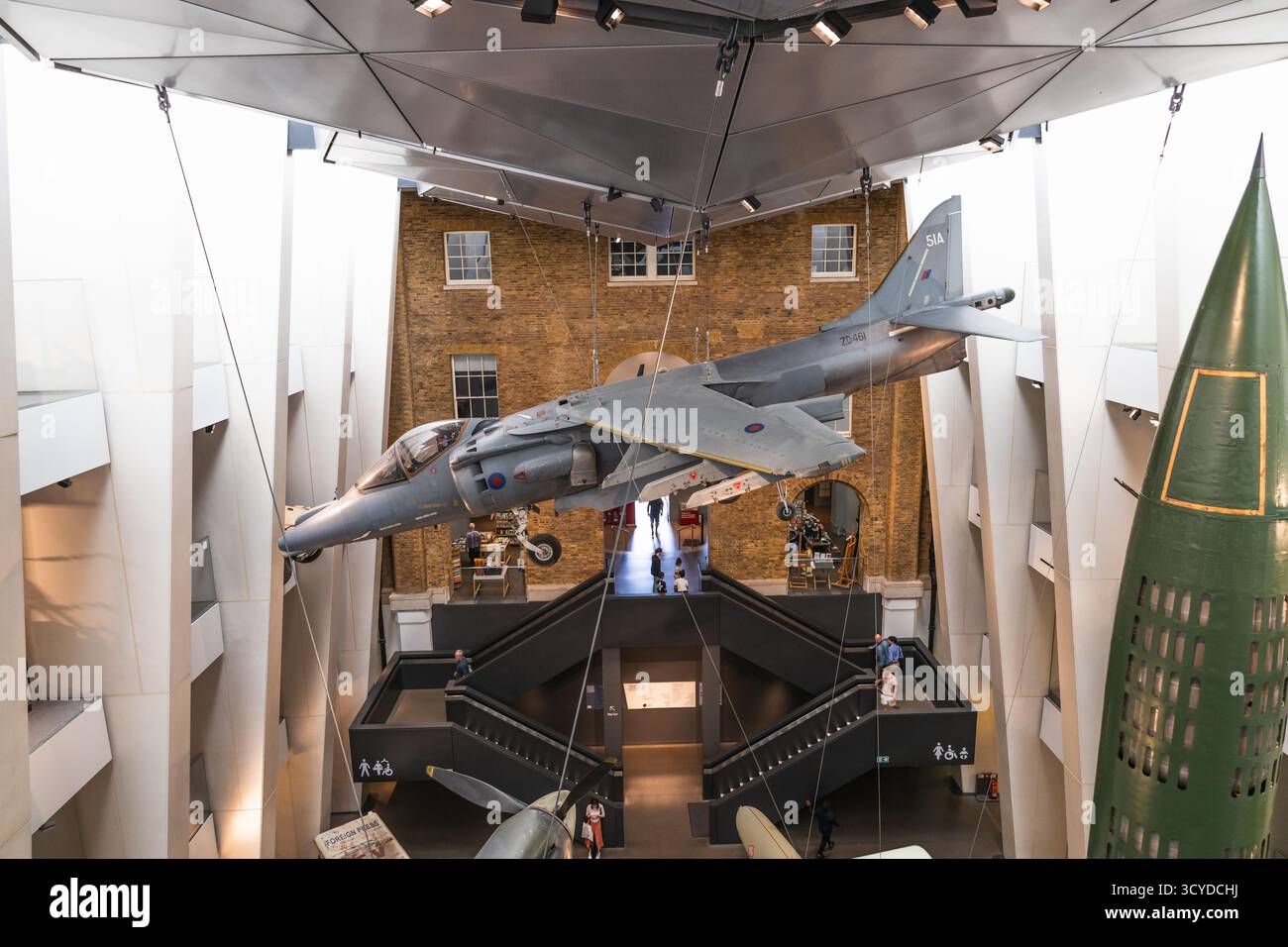 Esposizione dell'aviazione militare britannica all'interno del Museo Imperiale della Guerra di Londra. Londra, Regno Unito, 9 luglio 2023 Foto Stock