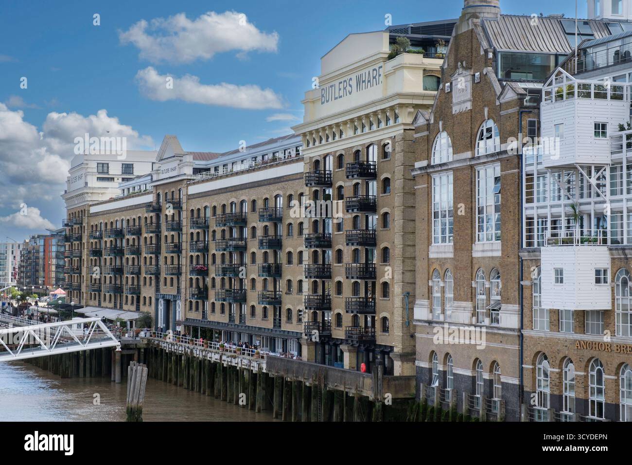 Blick auf Butlers Wharf a Londra, ehemaliges Lagerhausviertel an der Themse, heute ein modernes Areal mit Restaurants, Wohnungen und Galerien. *** Vista di Butler's Wharf a Londra, un ex quartiere di magazzini sul Tamigi, ora un'area moderna con ristoranti, appartamenti e gallerie. Inghilterra, Großbritanien GMS19789 Foto Stock