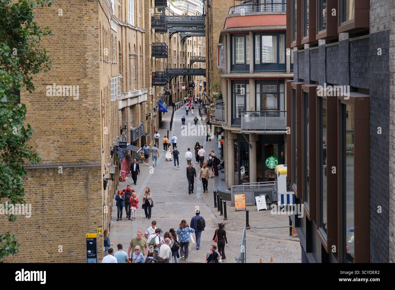 Blick auf Butlers Wharf a Londra, ehemaliges Lagerhausviertel an der Themse, heute ein modernes Areal mit Restaurants, Wohnungen und Galerien. *** Vista di Butler's Wharf a Londra, un ex quartiere di magazzini sul Tamigi, ora un'area moderna con ristoranti, appartamenti e gallerie. Inghilterra, Großbritanien GMS19787 Foto Stock