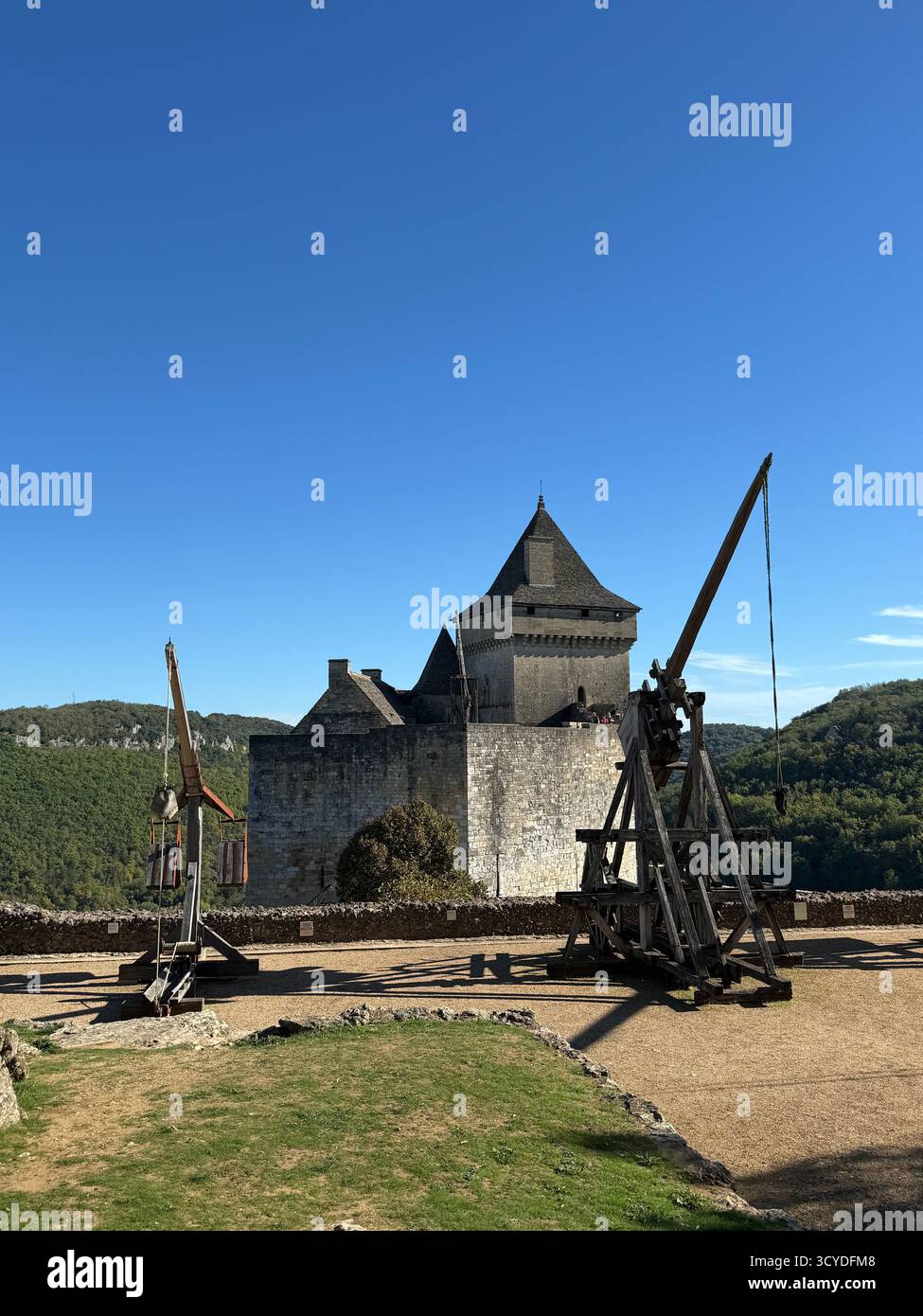 Vista sul castello medievale di Castelnaud-la-Chapelle, arroccato sulle alture della Dordogna, nel Périgord, Francia. Questa fortezza storica domina Foto Stock