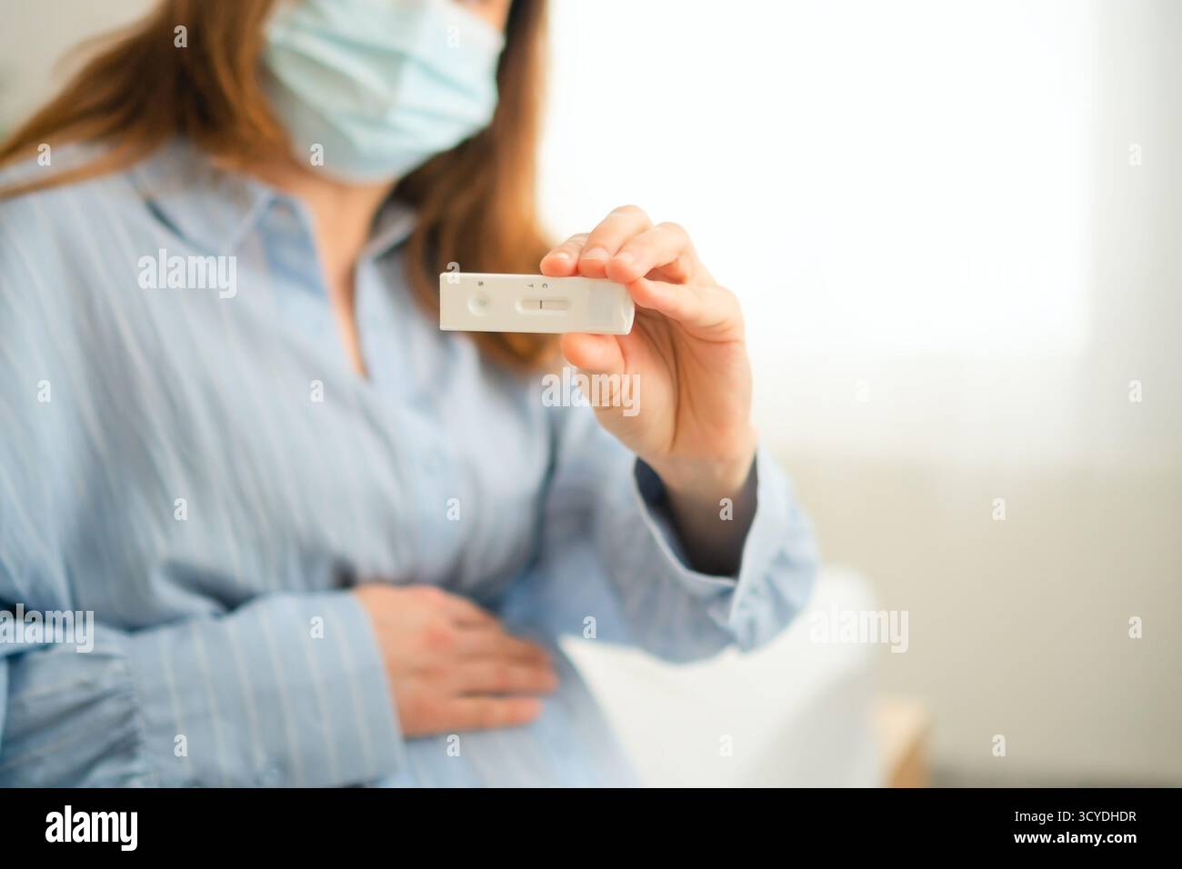 MOM-to-be esaminando i risultati del test di reazione a catena della polimerasi. Screening cruciale delle infezioni per la protezione della salute materna e fetale. Foto Stock