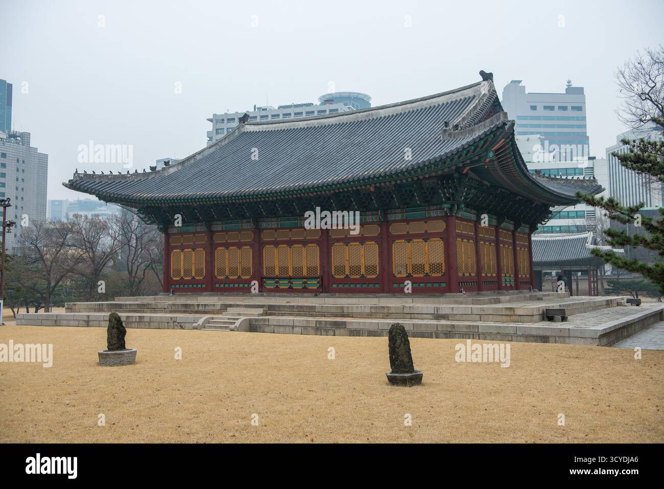 Palazzo Deoksugung nel mezzo della fusione di tradizione e vita moderna di Seoul Foto Stock