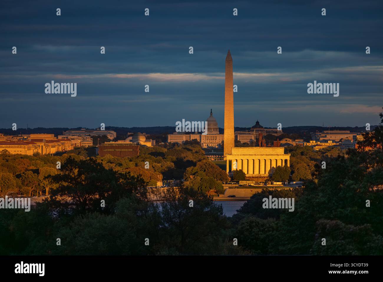 La luce dorata del tramonto bagna il monumento a Washington, il Lincoln Memorial e il Campidoglio in una serata autunnale a Washington D.C., con nuvole spettacolari Foto Stock