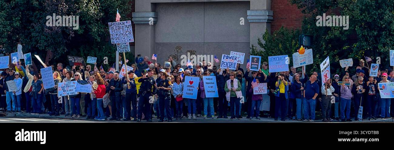 Huntington Station, New York, Stati Uniti. 18 ottobre 2025. I manifestanti si riuniscono agli angoli della strada tenendo cartelli e bandiere durante la protesta "No Kings" a Huntington Station, New York. Dall'altra parte del paese i cittadini si recano in strada per partecipare ai raduni "No Kings" in segno di protesta contro le azioni del presidente Trump contro gli immigrati e contro le istituzioni democratiche. (Credit Image: © Debby Wong/ZUMA Press Wire) SOLO PER USO EDITORIALE! Non per USO commerciale! Foto Stock