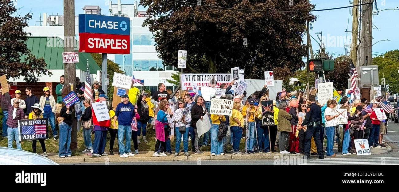 Huntington Station, New York, Stati Uniti. 18 ottobre 2025. I manifestanti si riuniscono agli angoli della strada tenendo cartelli e bandiere durante la protesta "No Kings" a Huntington Station, New York. Dall'altra parte del paese i cittadini si recano in strada per partecipare ai raduni "No Kings" in segno di protesta contro le azioni del presidente Trump contro gli immigrati e contro le istituzioni democratiche. (Credit Image: © Debby Wong/ZUMA Press Wire) SOLO PER USO EDITORIALE! Non per USO commerciale! Foto Stock