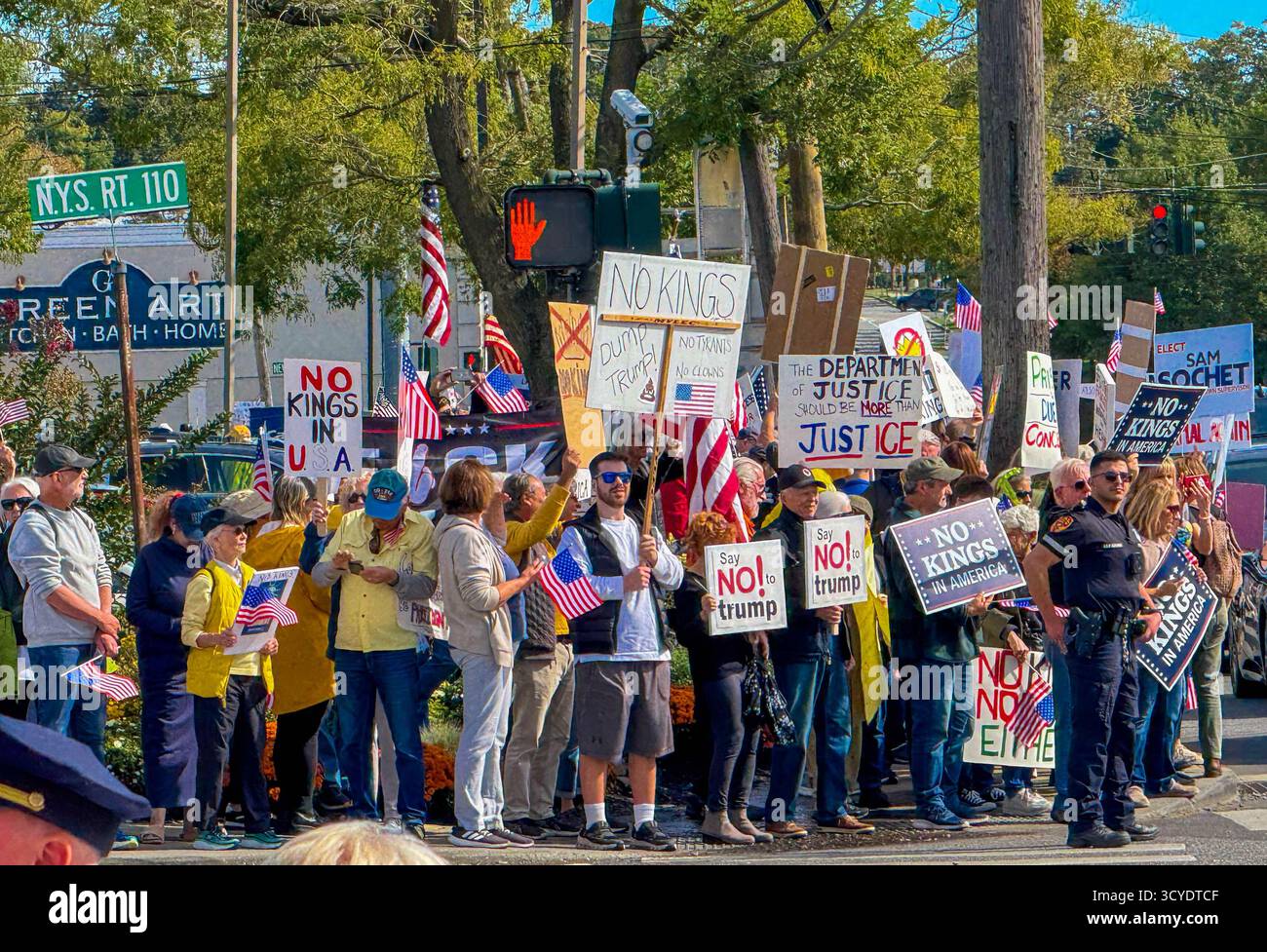 Huntington Station, New York, Stati Uniti. 18 ottobre 2025. I manifestanti si riuniscono agli angoli della strada tenendo cartelli e bandiere durante la protesta "No Kings" a Huntington Station, New York. Dall'altra parte del paese i cittadini si recano in strada per partecipare ai raduni "No Kings" in segno di protesta contro le azioni del presidente Trump contro gli immigrati e contro le istituzioni democratiche. (Credit Image: © Debby Wong/ZUMA Press Wire) SOLO PER USO EDITORIALE! Non per USO commerciale! Foto Stock