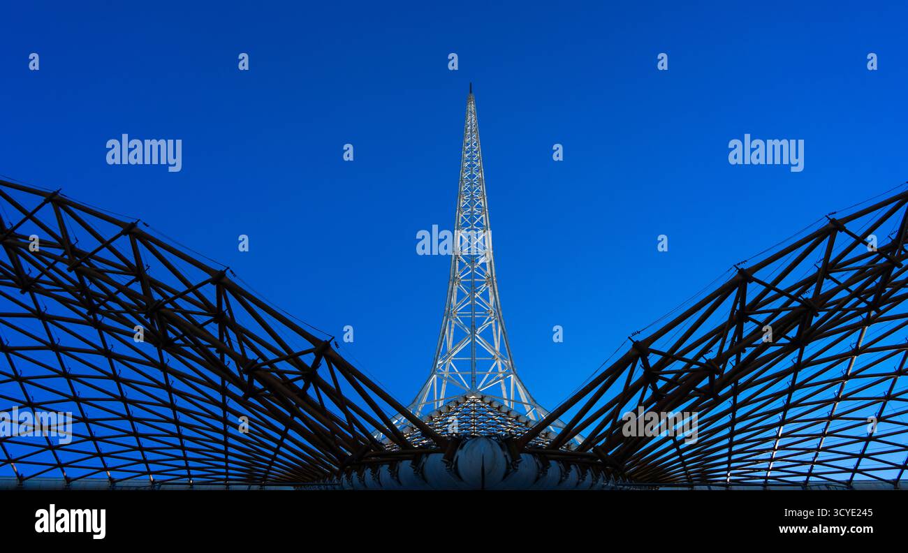 Struttura a guglia sotto il cielo blu Foto Stock