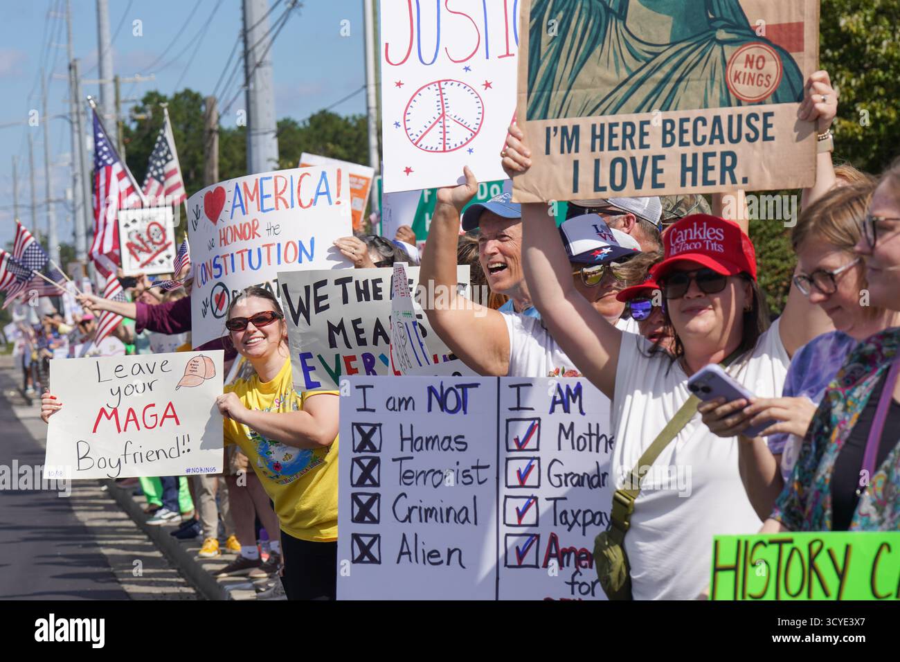 North Charleston, Stati Uniti d'America. 18 ottobre 2025. La folla onda segnali di protesta che denunciano il presidente degli Stati Uniti Donald Trump durante il rally "No Kings" lungo una strada trafficata, il 18 ottobre 2025 a North Charleston, South Carolina. Una folla stimata di 1500 persone manifesta pacificamente per mostrare la loro opposizione alle politiche autoritarie di Trump. Crediti: Richard Ellis/Richard Ellis/Alamy Live News Foto Stock