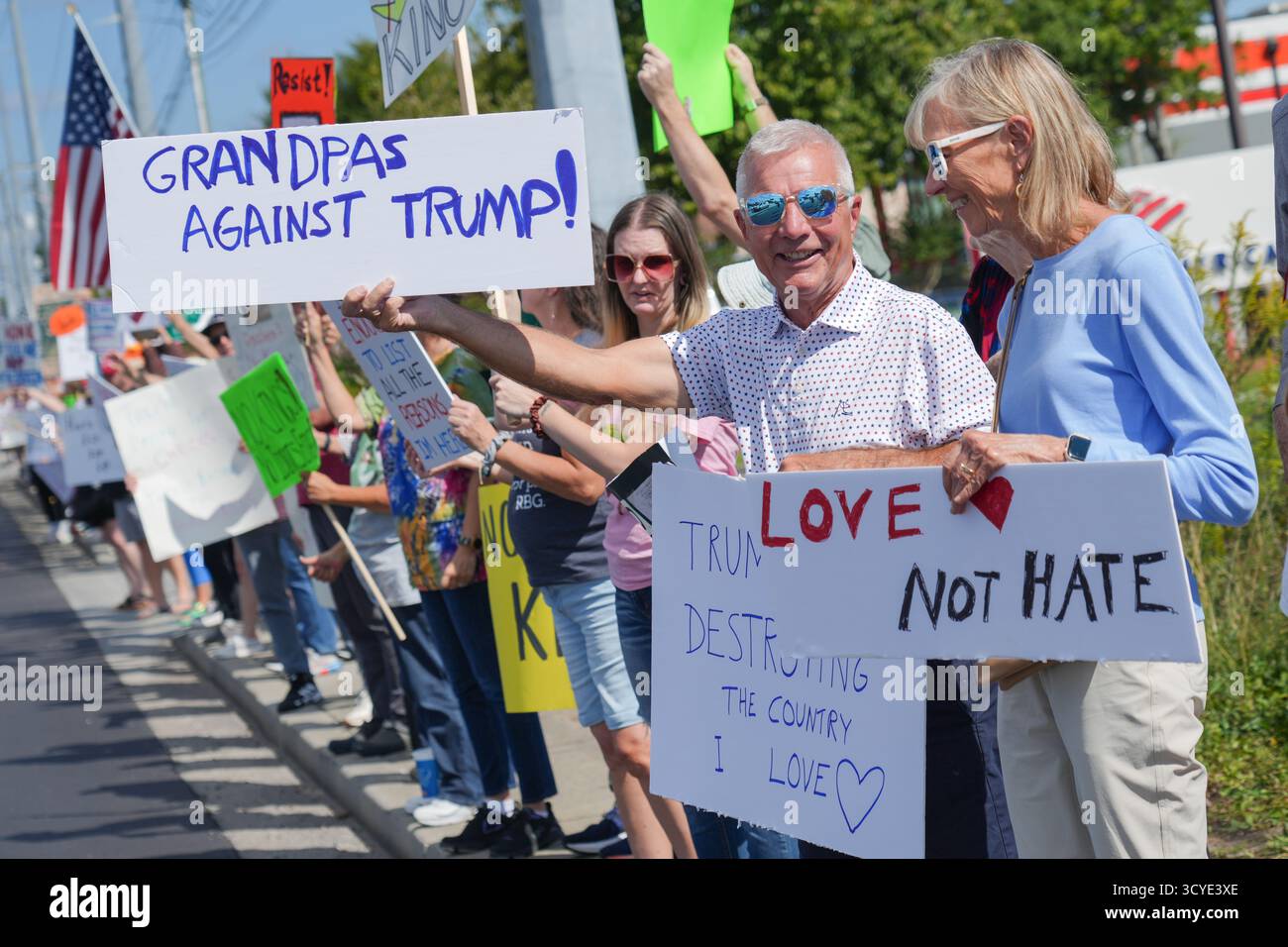 North Charleston, Stati Uniti d'America. 18 ottobre 2025. La gente ondate i segnali di protesta che denunciano il presidente degli Stati Uniti Donald Trump durante il rally "No Kings" lungo una strada trafficata, il 18 ottobre 2025 a North Charleston, South Carolina. Una folla stimata di 1500 persone manifesta pacificamente per mostrare la loro opposizione alle politiche autoritarie di Trump. Crediti: Richard Ellis/Richard Ellis/Alamy Live News Foto Stock