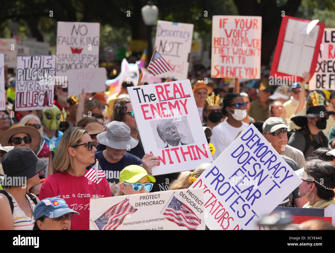 Austin Texas USA, 18 ottobre 2025: Migliaia di manifestanti marciano lungo Congress Avenue durante la manifestazione di protesta "No Kings" contro l'amministrazione del presidente Donald Trump. Greg Abbott, capo del Texas, ha minacciato un lancio della Guardia Nazionale del Texas contro quella che era una protesta ampiamente pacifica monitorata dalla polizia locale. Crediti: Bob Daemmrich/Alamy Live News Foto Stock