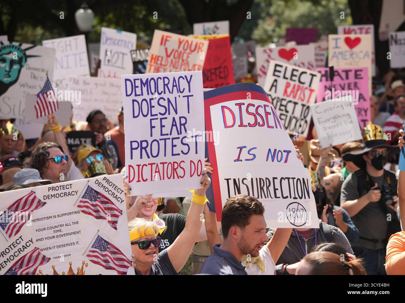 Austin Texas USA, 18 ottobre 2025: Migliaia di manifestanti marciano lungo Congress Avenue durante la manifestazione di protesta "No Kings" contro l'amministrazione del presidente Donald Trump. Greg Abbott, capo del Texas, ha minacciato un lancio della Guardia Nazionale del Texas contro quella che era una protesta ampiamente pacifica monitorata dalla polizia locale. Crediti: Bob Daemmrich/Alamy Live News Foto Stock