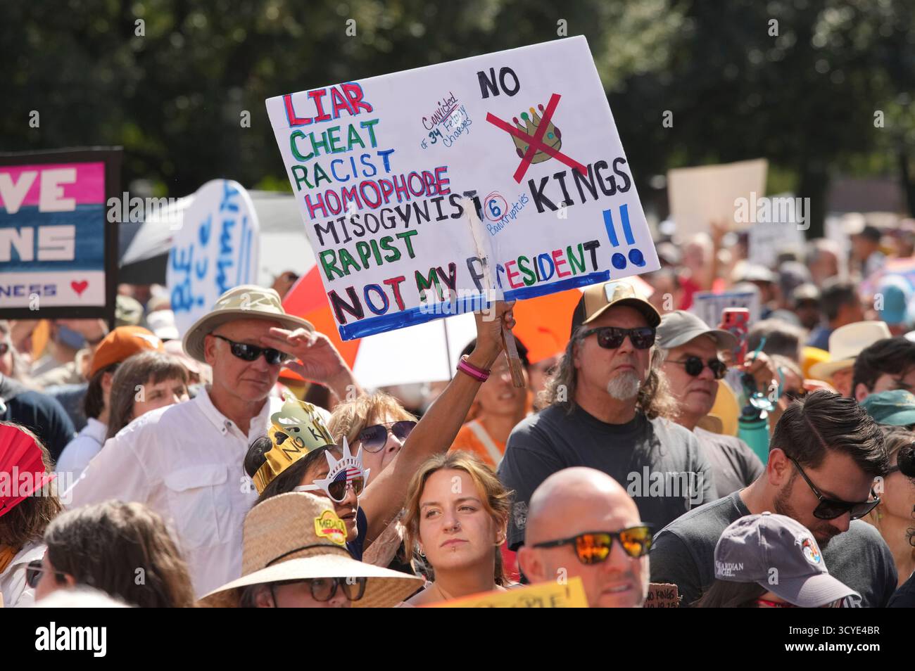 Austin Texas USA, 18 ottobre 2025: Migliaia di manifestanti marciano lungo Congress Avenue durante la manifestazione di protesta "No Kings" contro l'amministrazione del presidente Donald Trump. Greg Abbott, capo del Texas, ha minacciato un lancio della Guardia Nazionale del Texas contro quella che era una protesta ampiamente pacifica monitorata dalla polizia locale. Crediti: Bob Daemmrich/Alamy Live News Foto Stock