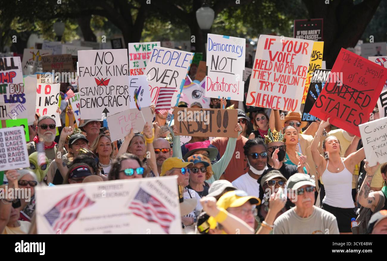 Austin Texas USA, 18 ottobre 2025: Migliaia di manifestanti marciano lungo Congress Avenue durante la manifestazione di protesta "No Kings" contro l'amministrazione del presidente Donald Trump. Greg Abbott, capo del Texas, ha minacciato un lancio della Guardia Nazionale del Texas contro quella che era una protesta ampiamente pacifica monitorata dalla polizia locale. Crediti: Bob Daemmrich/Alamy Live News Foto Stock