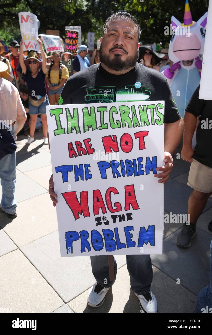 Austin Texas USA, 18 ottobre 2025: Migliaia di manifestanti marciano lungo Congress Avenue durante la manifestazione di protesta "No Kings" contro l'amministrazione del presidente Donald Trump. Greg Abbott, capo del Texas, ha minacciato un lancio della Guardia Nazionale del Texas contro quella che era una protesta ampiamente pacifica monitorata dalla polizia locale. Crediti: Bob Daemmrich/Alamy Live News Foto Stock