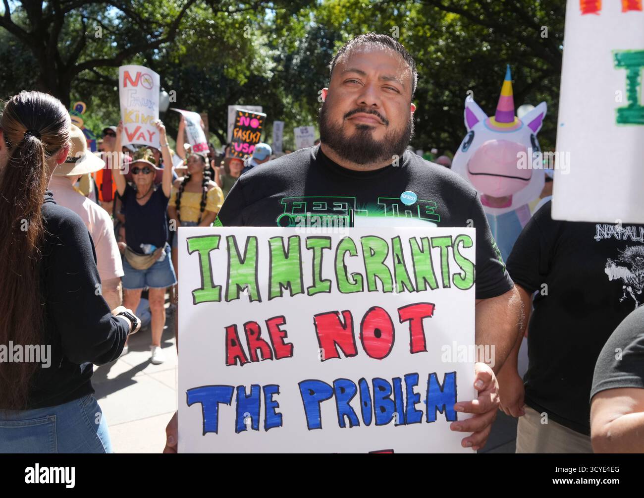 Austin Texas USA, 18 ottobre 2025: Migliaia di manifestanti marciano lungo Congress Avenue durante la manifestazione di protesta "No Kings" contro l'amministrazione del presidente Donald Trump. Greg Abbott, capo del Texas, ha minacciato un lancio della Guardia Nazionale del Texas contro quella che era una protesta ampiamente pacifica monitorata dalla polizia locale. Crediti: Bob Daemmrich/Alamy Live News Foto Stock