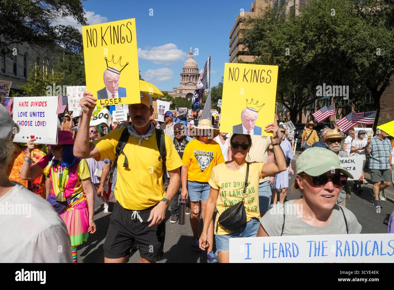 Austin Texas USA, 18 ottobre 2025: Migliaia di manifestanti marciano lungo Congress Avenue durante la manifestazione di protesta "No Kings" contro l'amministrazione del presidente Donald Trump. Greg Abbott, capo del Texas, ha minacciato un lancio della Guardia Nazionale del Texas contro quella che era una protesta ampiamente pacifica monitorata dalla polizia locale. Crediti: Bob Daemmrich/Alamy Live News Foto Stock