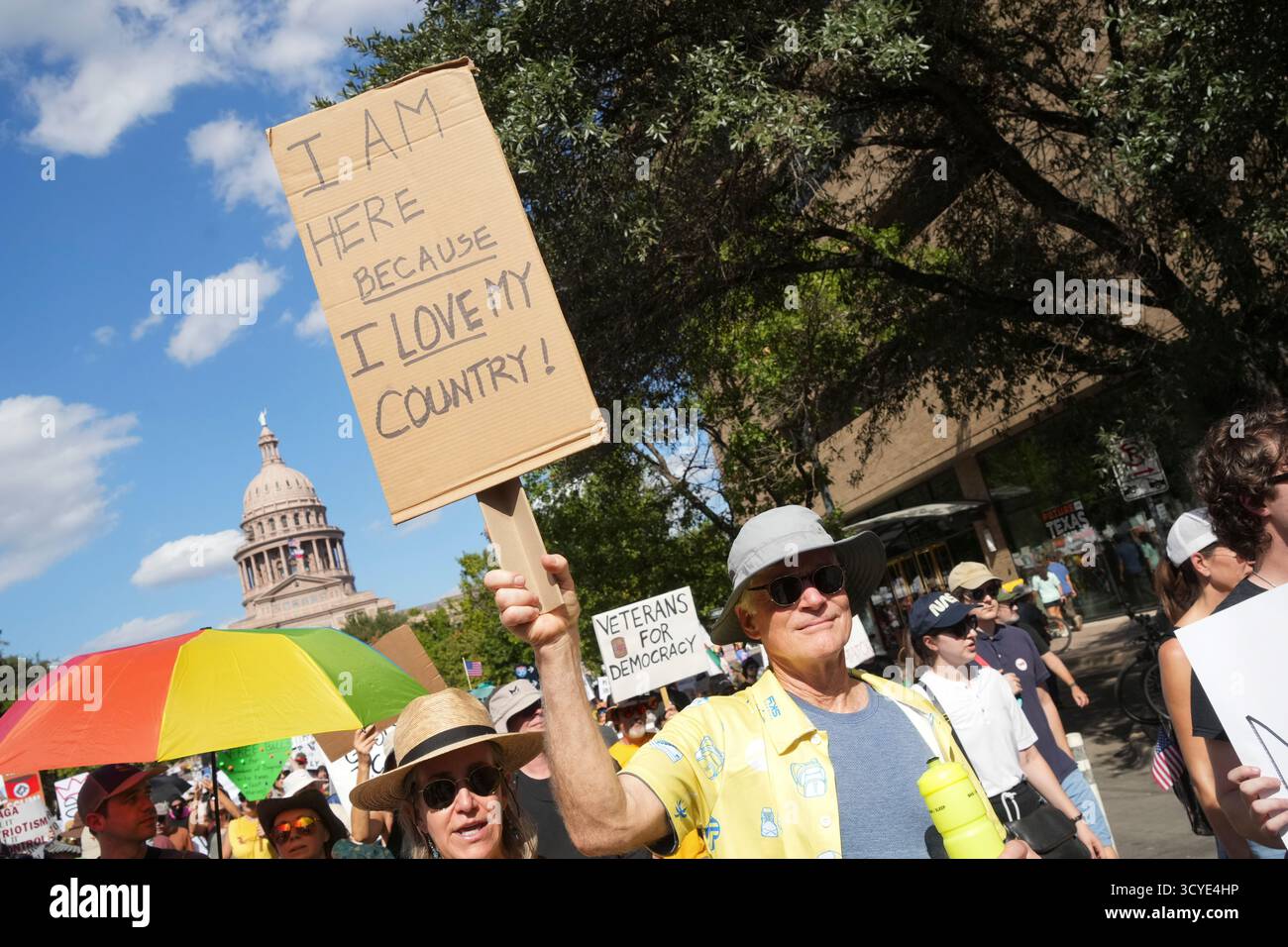 Austin Texas USA, 18 ottobre 2025: Migliaia di manifestanti marciano lungo Congress Avenue durante la manifestazione di protesta "No Kings" contro l'amministrazione del presidente Donald Trump. Greg Abbott, capo del Texas, ha minacciato un lancio della Guardia Nazionale del Texas contro quella che era una protesta ampiamente pacifica monitorata dalla polizia locale. Crediti: Bob Daemmrich/Alamy Live News Foto Stock
