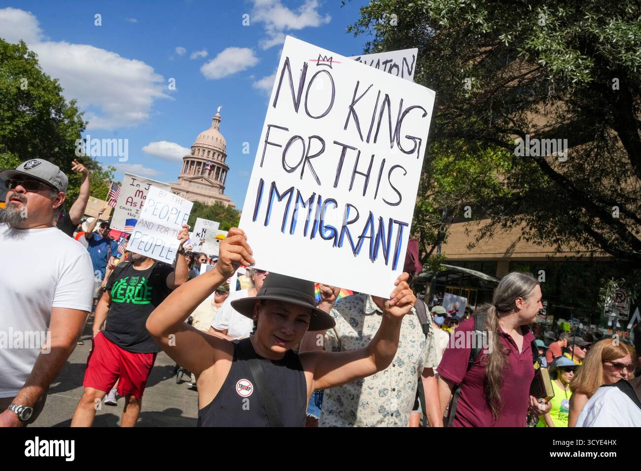Austin Texas USA, 18 ottobre 2025: Migliaia di manifestanti marciano lungo Congress Avenue durante la manifestazione di protesta "No Kings" contro l'amministrazione del presidente Donald Trump. Greg Abbott, capo del Texas, ha minacciato un lancio della Guardia Nazionale del Texas contro quella che era una protesta ampiamente pacifica monitorata dalla polizia locale. Crediti: Bob Daemmrich/Alamy Live News Foto Stock