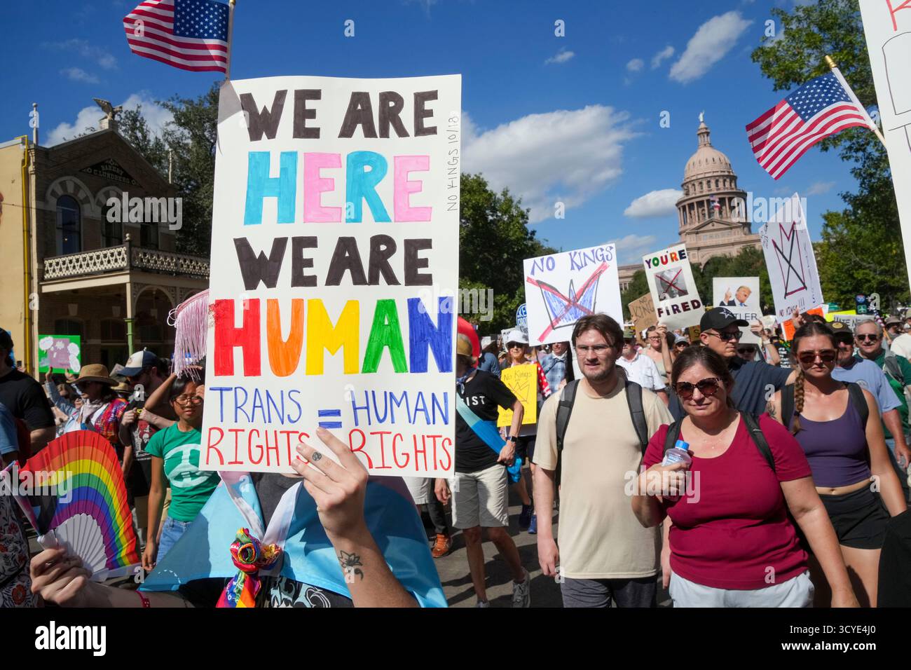 Austin Texas USA, 18 ottobre 2025: Migliaia di manifestanti marciano lungo Congress Avenue durante la manifestazione di protesta "No Kings" contro l'amministrazione del presidente Donald Trump. Greg Abbott, capo del Texas, ha minacciato un lancio della Guardia Nazionale del Texas contro quella che era una protesta ampiamente pacifica monitorata dalla polizia locale. Crediti: Bob Daemmrich/Alamy Live News Foto Stock