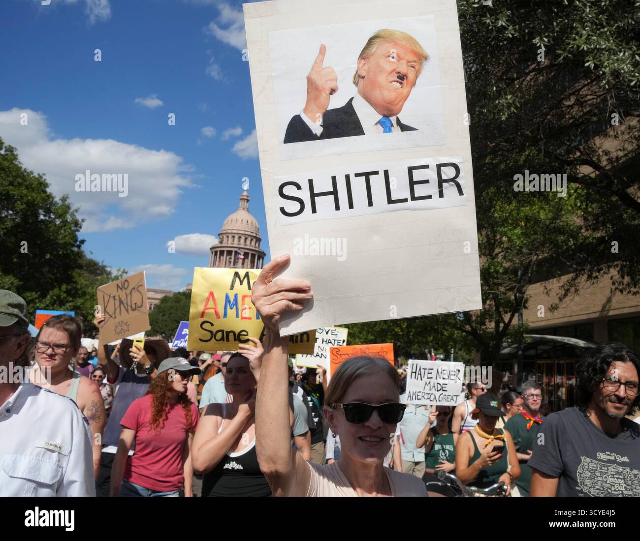 Austin Texas USA, 18 ottobre 2025: Migliaia di manifestanti marciano lungo Congress Avenue durante la manifestazione di protesta "No Kings" contro l'amministrazione del presidente Donald Trump. Greg Abbott, capo del Texas, ha minacciato un lancio della Guardia Nazionale del Texas contro quella che era una protesta ampiamente pacifica monitorata dalla polizia locale. Crediti: Bob Daemmrich/Alamy Live News Foto Stock