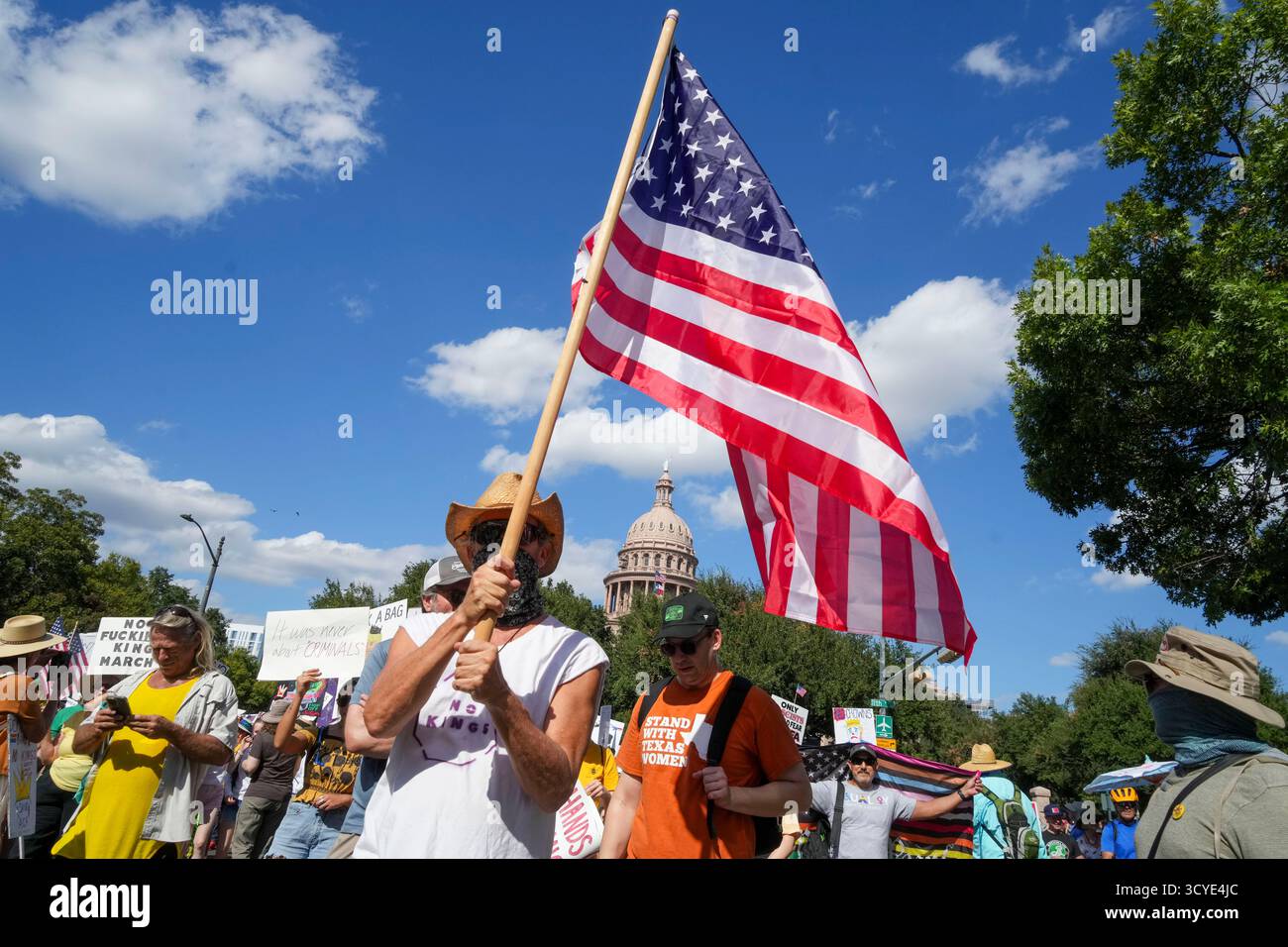 Austin Texas USA, 18 ottobre 2025: Migliaia di manifestanti marciano lungo Congress Avenue durante la manifestazione di protesta "No Kings" contro l'amministrazione del presidente Donald Trump. Greg Abbott, capo del Texas, ha minacciato un lancio della Guardia Nazionale del Texas contro quella che era una protesta ampiamente pacifica monitorata dalla polizia locale. Crediti: Bob Daemmrich/Alamy Live News Foto Stock