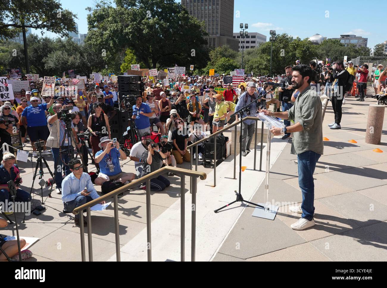 Austin Texas USA, 18 ottobre 2025: Greg Casar, membro del Congresso del Texas, parla a migliaia di manifestanti al Campidoglio del Texas durante una manifestazione di protesta "No Kings" contro l'amministrazione del presidente Donald Trump. Greg Abbott, capo del Texas, ha minacciato un lancio della Guardia Nazionale del Texas contro quella che era una protesta ampiamente pacifica monitorata dalla polizia locale. Crediti: Bob Daemmrich/Alamy Live News Foto Stock