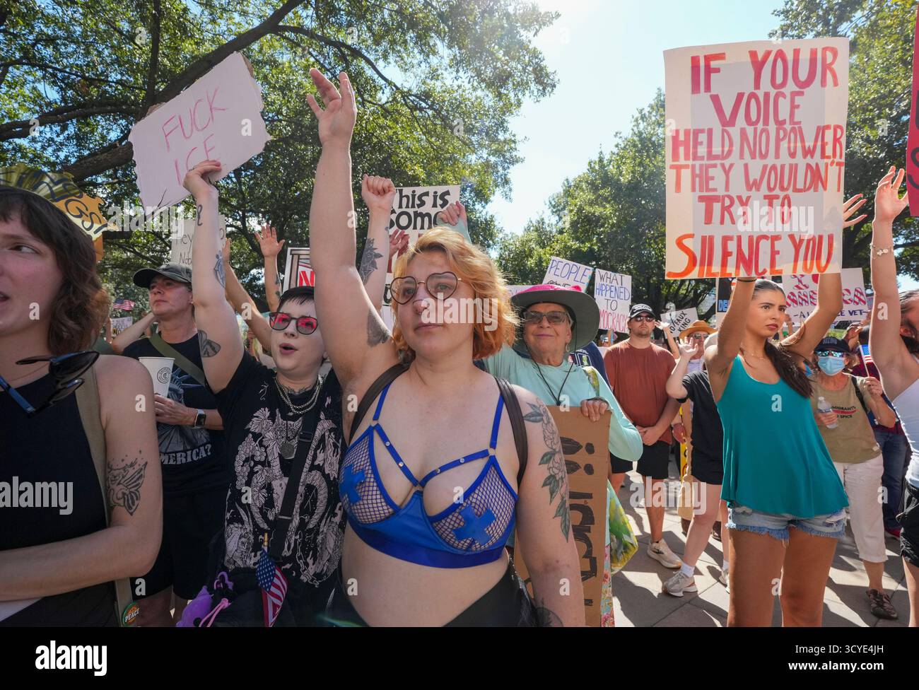 Austin Texas USA, 18 ottobre 2025: Migliaia di manifestanti marciano lungo Congress Avenue durante la manifestazione di protesta "No Kings" contro l'amministrazione del presidente Donald Trump. Greg Abbott, capo del Texas, ha minacciato un lancio della Guardia Nazionale del Texas contro quella che era una protesta ampiamente pacifica monitorata dalla polizia locale. Crediti: Bob Daemmrich/Alamy Live News Foto Stock