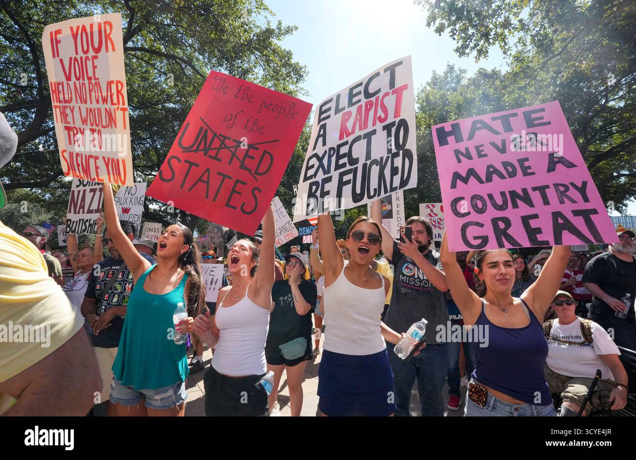 Austin Texas USA, 18 ottobre 2025: Migliaia di manifestanti marciano lungo Congress Avenue durante la manifestazione di protesta "No Kings" contro l'amministrazione del presidente Donald Trump. Greg Abbott, capo del Texas, ha minacciato un lancio della Guardia Nazionale del Texas contro quella che era una protesta ampiamente pacifica monitorata dalla polizia locale. Crediti: Bob Daemmrich/Alamy Live News Foto Stock