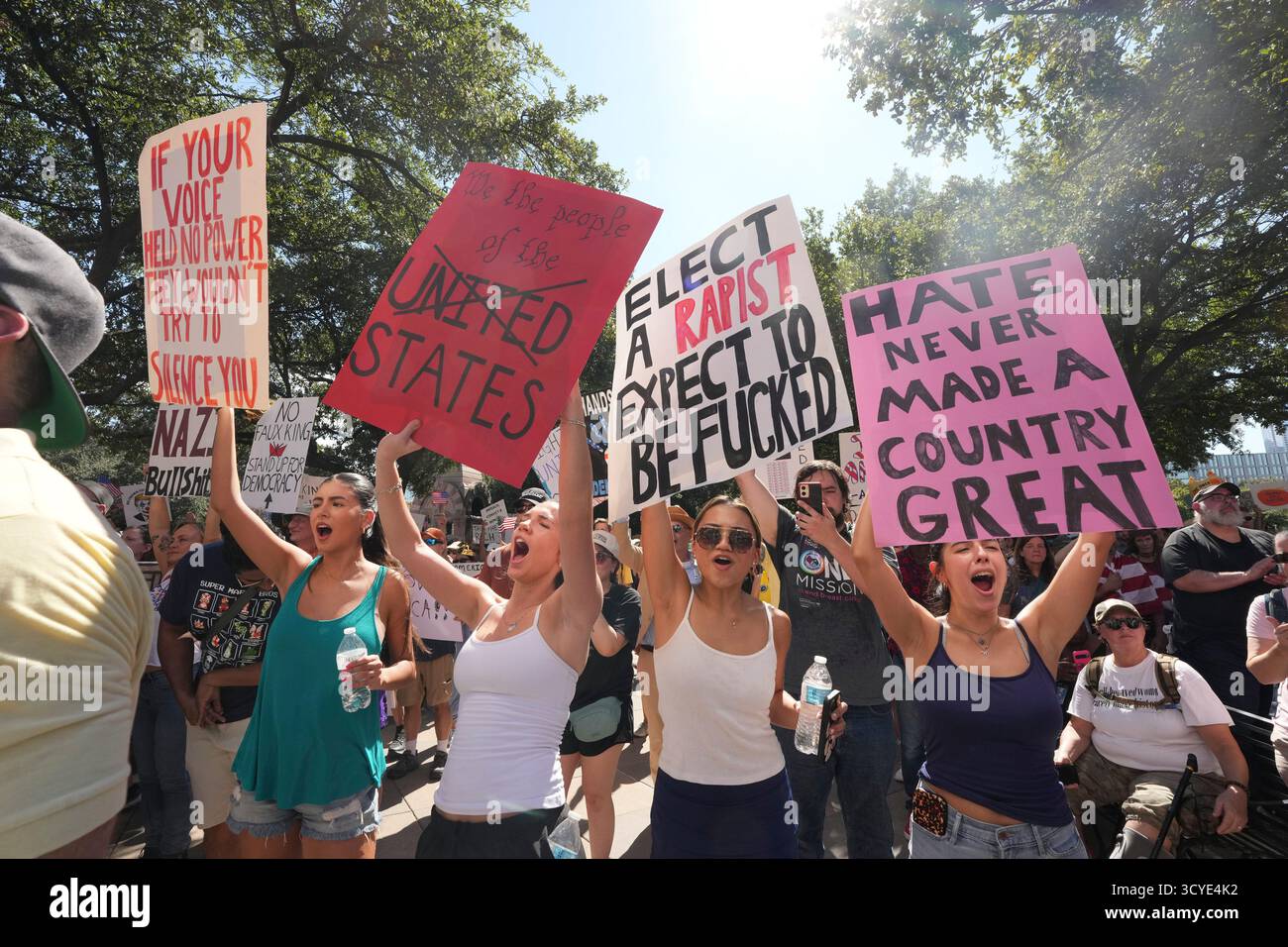Austin Texas USA, 18 ottobre 2025: Migliaia di manifestanti marciano lungo Congress Avenue durante la manifestazione di protesta "No Kings" contro l'amministrazione del presidente Donald Trump. Greg Abbott, capo del Texas, ha minacciato un lancio della Guardia Nazionale del Texas contro quella che era una protesta ampiamente pacifica monitorata dalla polizia locale. Crediti: Bob Daemmrich/Alamy Live News Foto Stock