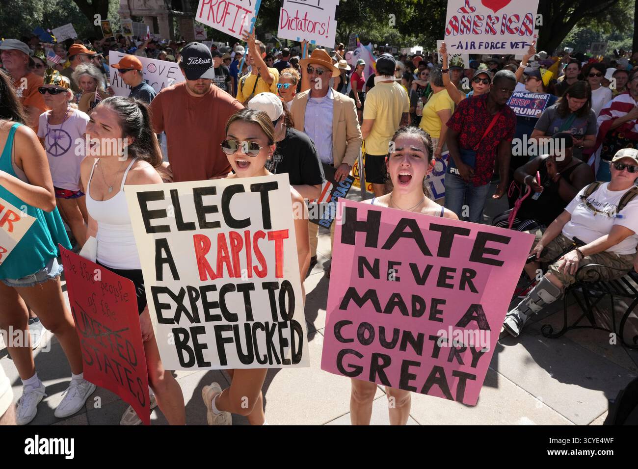 Austin Texas USA, 18 ottobre 2025: Migliaia di manifestanti marciano lungo Congress Avenue durante la manifestazione di protesta "No Kings" contro l'amministrazione del presidente Donald Trump. Greg Abbott, capo del Texas, ha minacciato un lancio della Guardia Nazionale del Texas contro quella che era una protesta ampiamente pacifica monitorata dalla polizia locale. Crediti: Bob Daemmrich/Alamy Live News Foto Stock