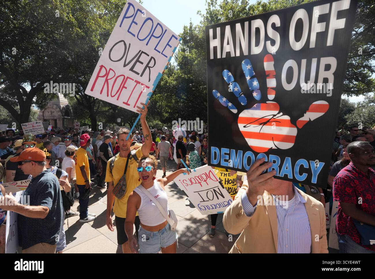 Austin Texas USA, 18 ottobre 2025: Migliaia di manifestanti marciano lungo Congress Avenue durante la manifestazione di protesta "No Kings" contro l'amministrazione del presidente Donald Trump. Greg Abbott, capo del Texas, ha minacciato un lancio della Guardia Nazionale del Texas contro quella che era una protesta ampiamente pacifica monitorata dalla polizia locale. Crediti: Bob Daemmrich/Alamy Live News Foto Stock