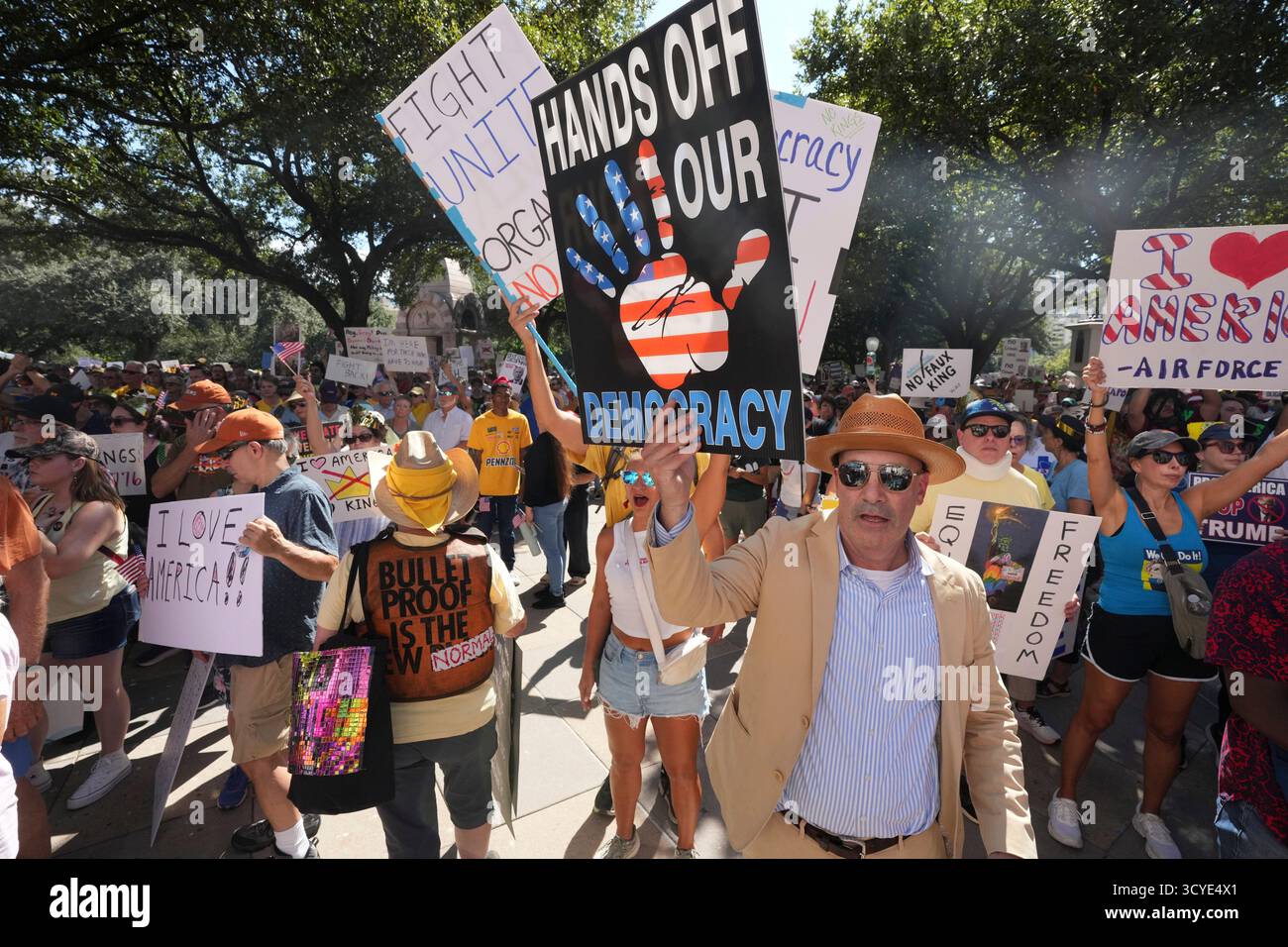 Austin Texas USA, 18 ottobre 2025: Migliaia di manifestanti marciano lungo Congress Avenue durante la manifestazione di protesta "No Kings" contro l'amministrazione del presidente Donald Trump. Greg Abbott, capo del Texas, ha minacciato un lancio della Guardia Nazionale del Texas contro quella che era una protesta ampiamente pacifica monitorata dalla polizia locale. Crediti: Bob Daemmrich/Alamy Live News Foto Stock