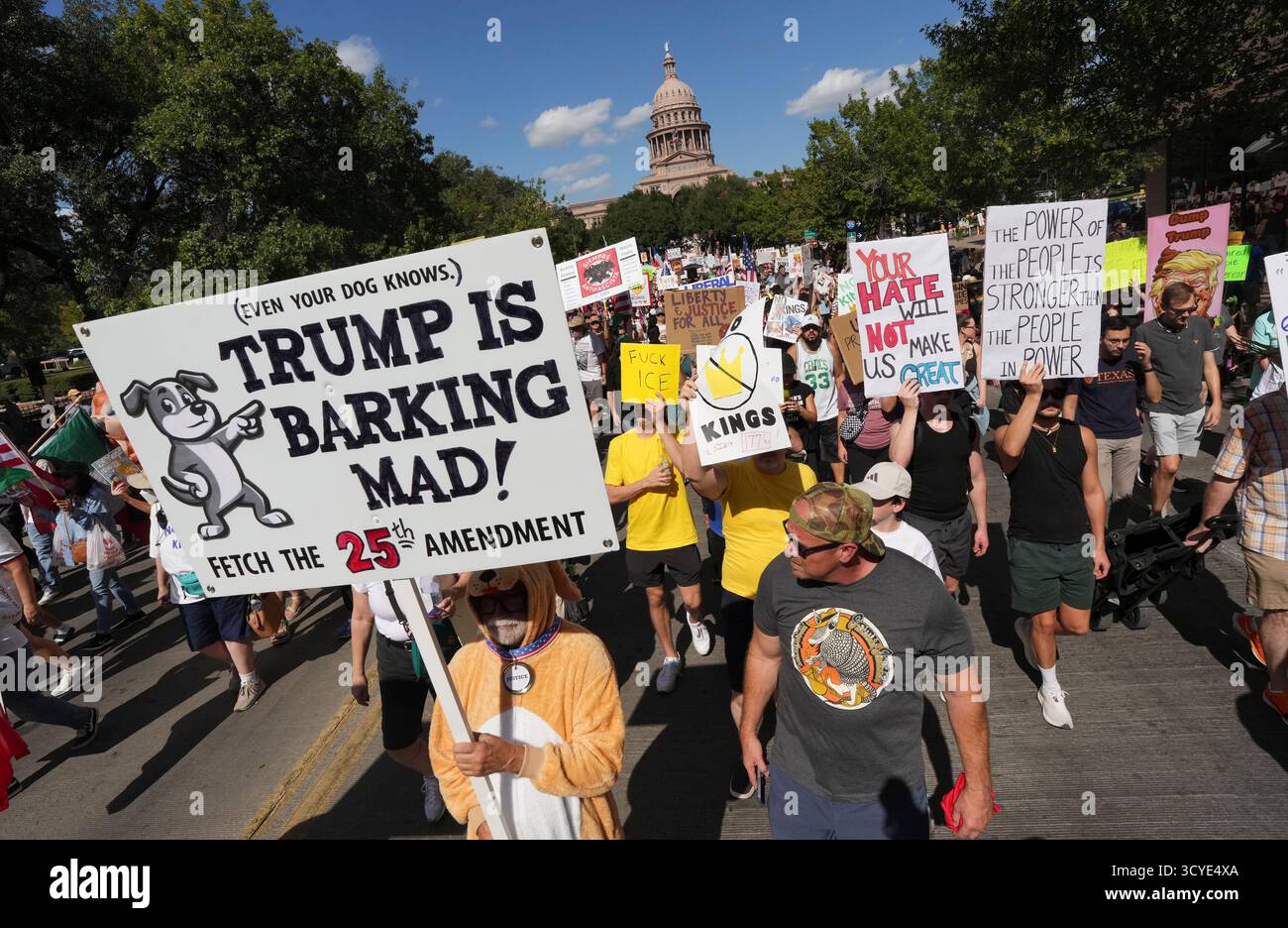 Austin Texas USA, 18 ottobre 2025: Migliaia di manifestanti marciano lungo Congress Avenue durante la manifestazione di protesta "No Kings" contro l'amministrazione del presidente Donald Trump. Greg Abbott, capo del Texas, ha minacciato un lancio della Guardia Nazionale del Texas contro quella che era una protesta ampiamente pacifica monitorata dalla polizia locale. Crediti: Bob Daemmrich/Alamy Live News Foto Stock