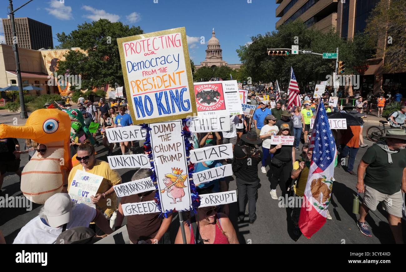 Austin Texas USA, 18 ottobre 2025: Migliaia di manifestanti marciano lungo Congress Avenue durante la manifestazione di protesta "No Kings" contro l'amministrazione del presidente Donald Trump. Greg Abbott, capo del Texas, ha minacciato un lancio della Guardia Nazionale del Texas contro quella che era una protesta ampiamente pacifica monitorata dalla polizia locale. Crediti: Bob Daemmrich/Alamy Live News Foto Stock