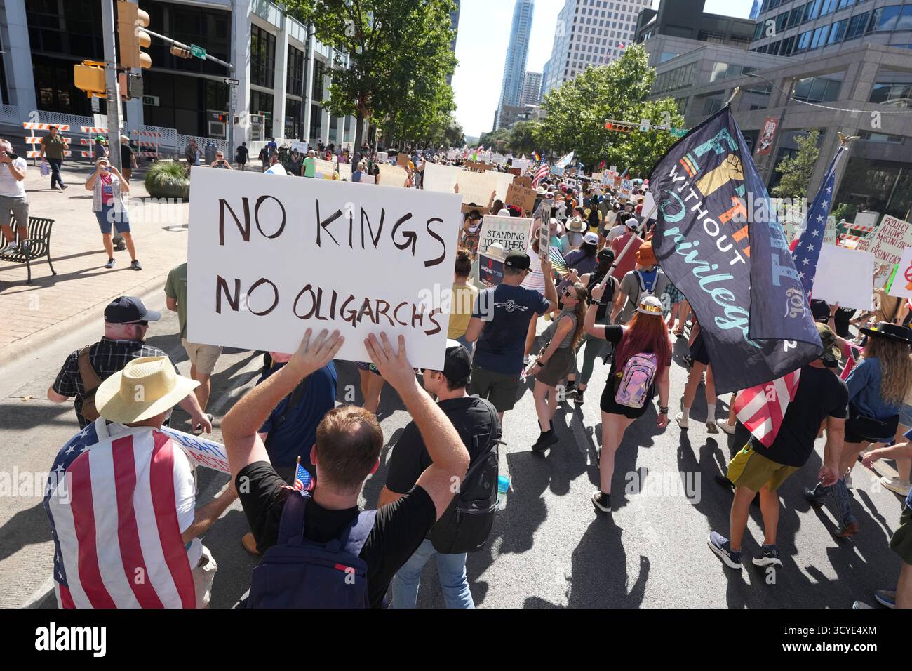 Austin Texas USA, 18 ottobre 2025: Migliaia di manifestanti marciano lungo Congress Avenue durante la manifestazione di protesta "No Kings" contro l'amministrazione del presidente Donald Trump. Greg Abbott, capo del Texas, ha minacciato un lancio della Guardia Nazionale del Texas contro quella che era una protesta ampiamente pacifica monitorata dalla polizia locale. Crediti: Bob Daemmrich/Alamy Live News Foto Stock