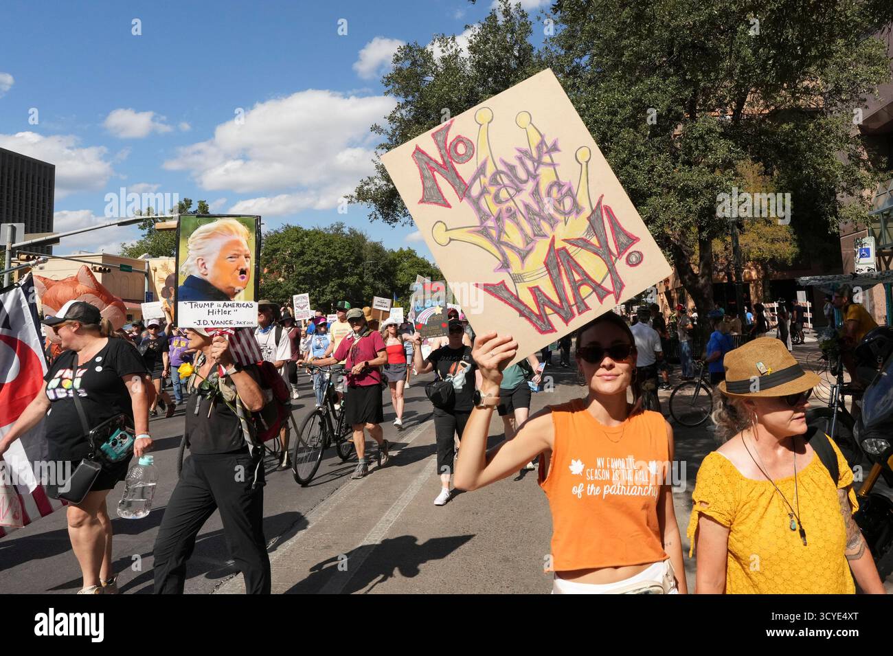 Austin Texas USA, 18 ottobre 2025: Migliaia di manifestanti marciano lungo Congress Avenue durante la manifestazione di protesta "No Kings" contro l'amministrazione del presidente Donald Trump. Greg Abbott, capo del Texas, ha minacciato un lancio della Guardia Nazionale del Texas contro quella che era una protesta ampiamente pacifica monitorata dalla polizia locale. Crediti: Bob Daemmrich/Alamy Live News Foto Stock