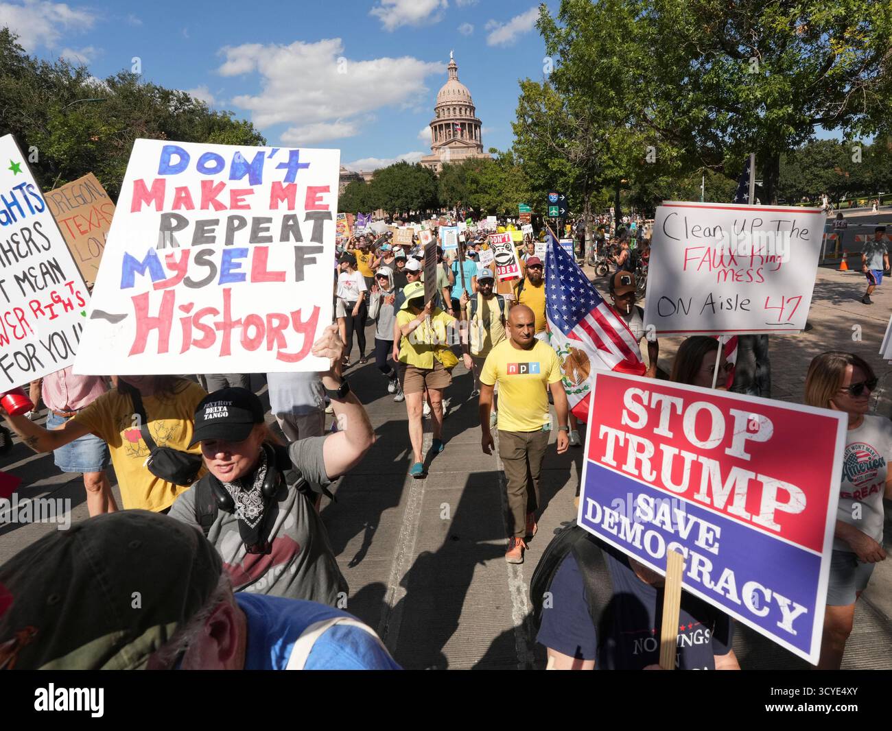 Austin Texas USA, 18 ottobre 2025: Migliaia di manifestanti marciano lungo Congress Avenue durante la manifestazione di protesta "No Kings" contro l'amministrazione del presidente Donald Trump. Greg Abbott, capo del Texas, ha minacciato un lancio della Guardia Nazionale del Texas contro quella che era una protesta ampiamente pacifica monitorata dalla polizia locale. Crediti: Bob Daemmrich/Alamy Live News Foto Stock