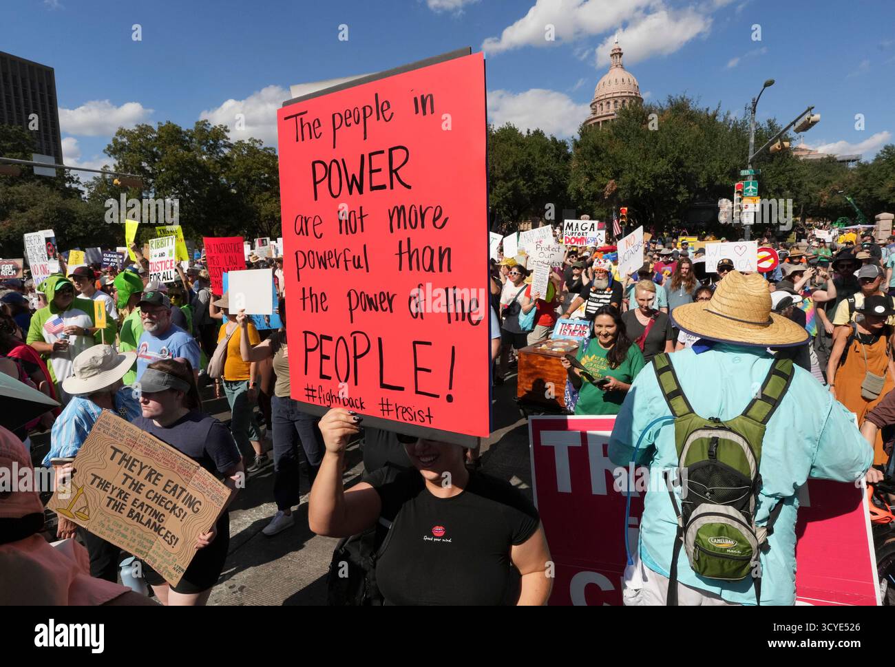 Austin Texas USA, 18 ottobre 2025: Migliaia di manifestanti marciano lungo Congress Avenue durante la manifestazione di protesta "No Kings" contro l'amministrazione del presidente Donald Trump. Greg Abbott, capo del Texas, ha minacciato un lancio della Guardia Nazionale del Texas contro quella che era una protesta ampiamente pacifica monitorata dalla polizia locale. Crediti: Bob Daemmrich/Alamy Live News Foto Stock