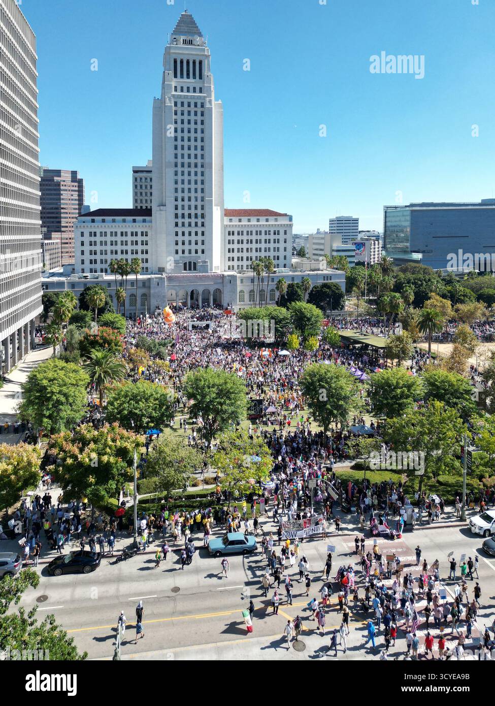Vista aerea della folla di protesta No Kings il 18 ottobre nel centro di Los Angeles di fronte al municipio Foto Stock