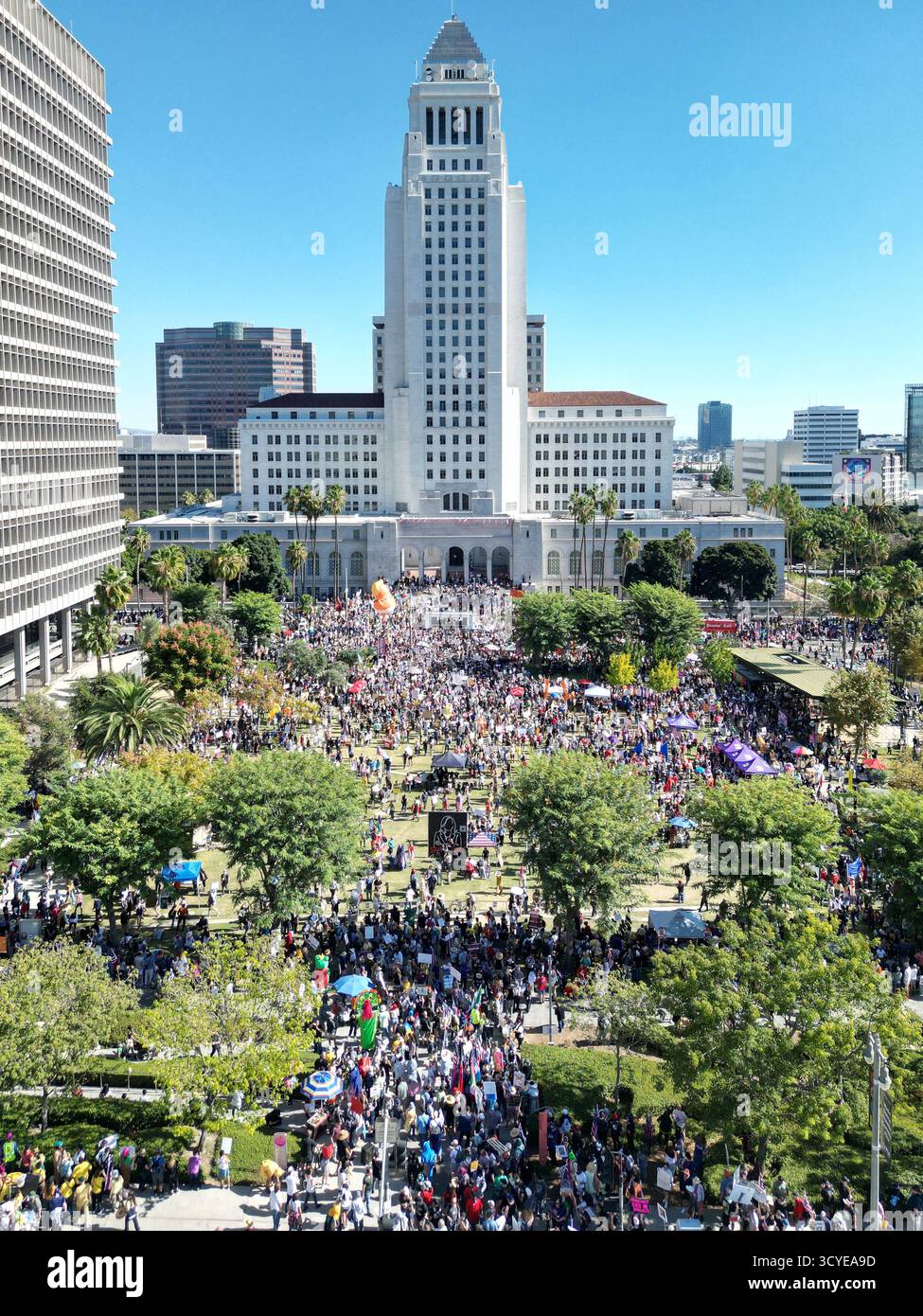 Vista aerea della folla di protesta No Kings il 18 ottobre nel centro di Los Angeles di fronte al municipio Foto Stock