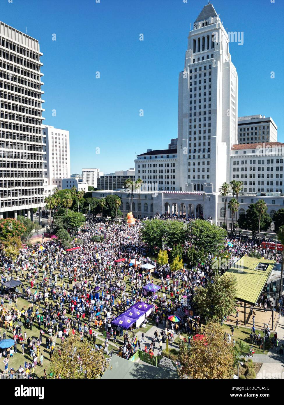 Vista aerea della folla di protesta No Kings il 18 ottobre nel centro di Los Angeles di fronte al municipio Foto Stock
