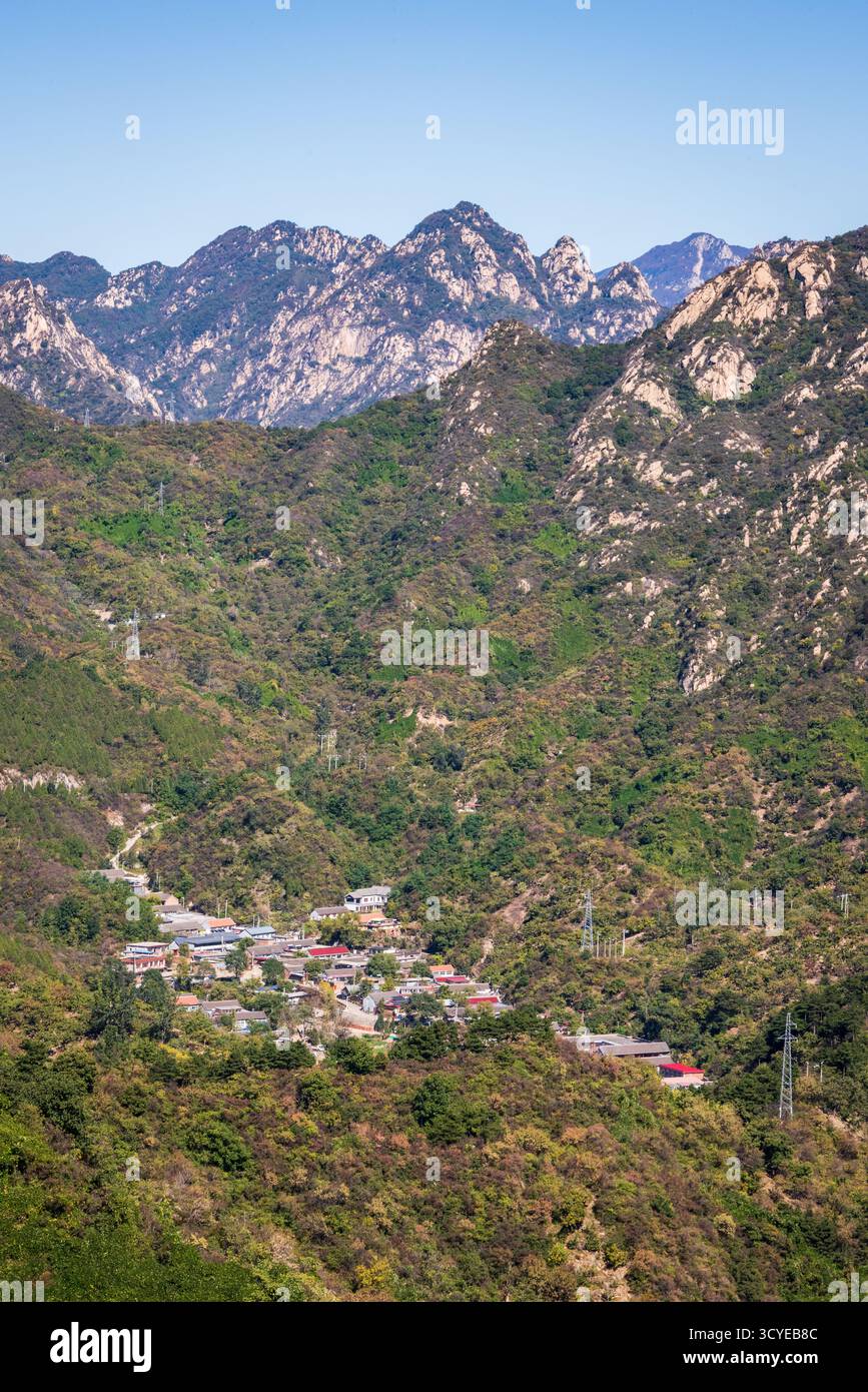 Pechino, Cina - 5 ottobre 2018: Vista del villaggio di Mutianyu nelle montagne Jundu dalla grande Muraglia di Mutianyu, una sezione ben conservata e popolare Foto Stock
