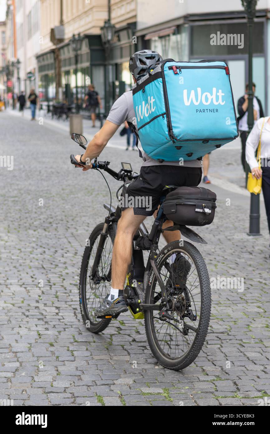 Autista di Wolt in bicicletta a Praga Foto Stock