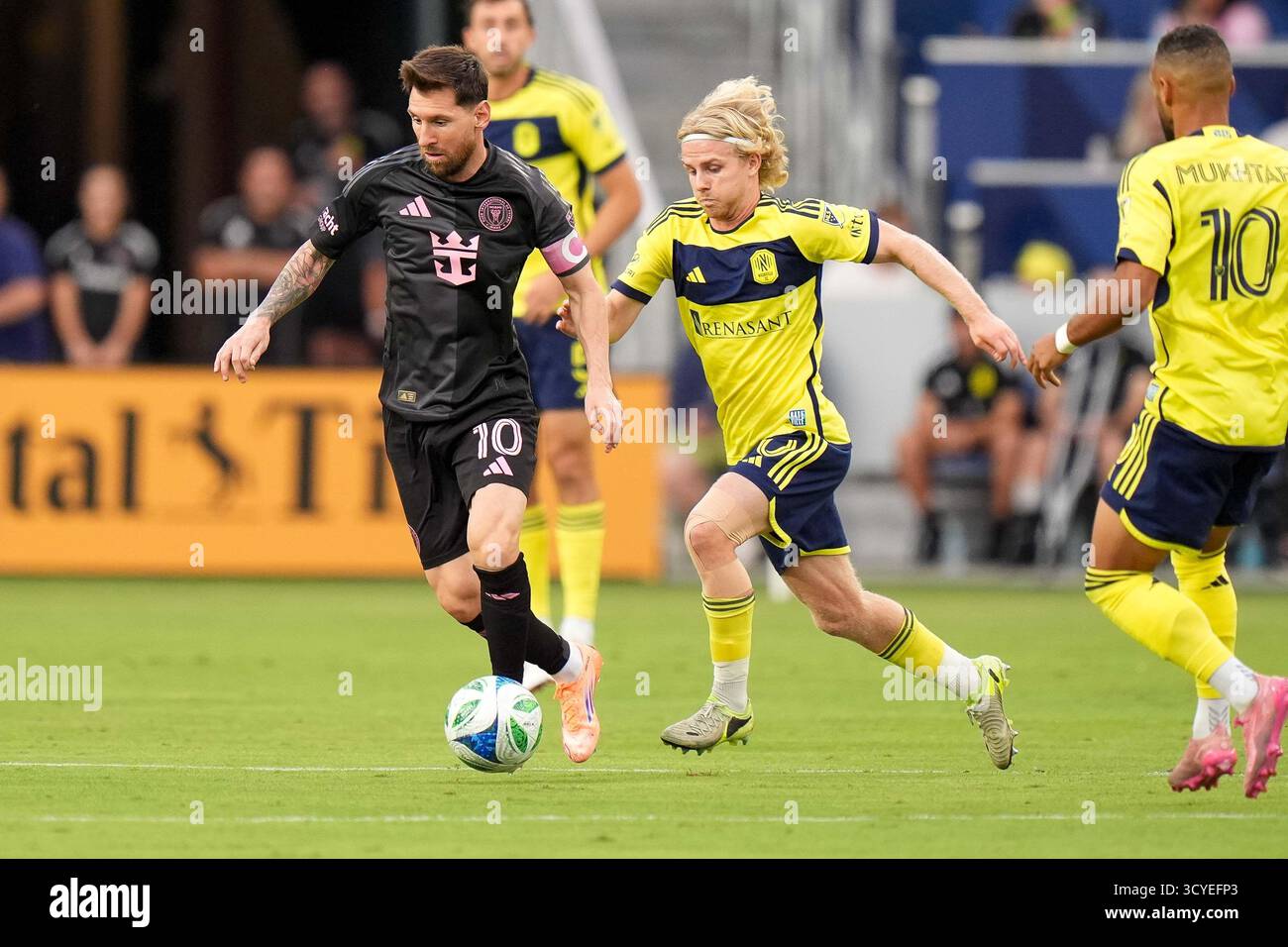 Nashville, Tennessee, Stati Uniti. 18 ottobre 2025. L'attaccante di Miami Lionel messi (10) sposta il pallone oltre il centrocampista del Nashville SC Edvard Tagseth (20) durante il primo tempo al Geodis Park. (Credit Image: © Camden Hall/ZUMA Press Wire) SOLO PER USO EDITORIALE! Non per USO commerciale! Crediti: ZUMA Press, Inc./Alamy Live News Foto Stock