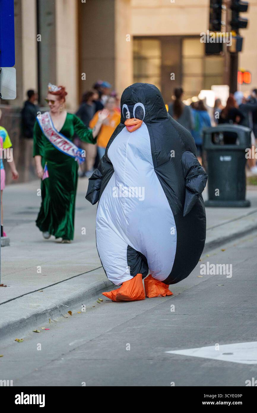 Minneapolis, Minnesota, Stati Uniti. 18 ottobre 2025. I manifestanti si riuniscono vicino allo US Bank Stadium di Minneapolis per un raduno dei No Kings incentrato su quello che alcuni descrivono come abuso di potere da parte dell'amministrazione Trump. (Immagine di credito: © Holden Smith/ZUMA Press Wire) SOLO PER USO EDITORIALE! Non per USO commerciale! Foto Stock