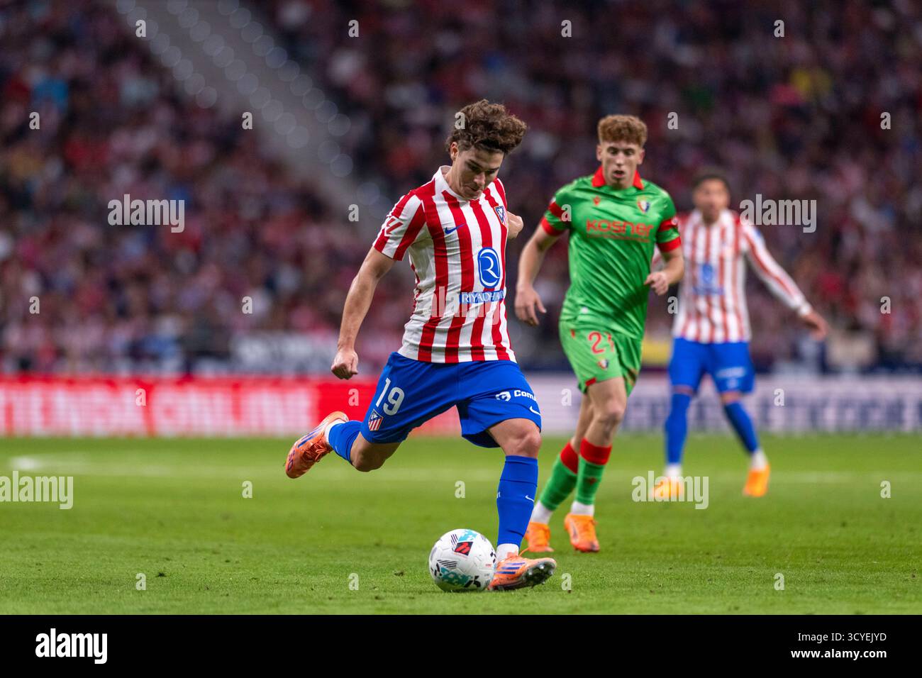 Madrid, Madrid, Spagna. 19 ottobre 2025. JULIAN ALVAREZ dell'ATLETICO DE MADRID mette in pausa la palla durante la partita di calcio EA Sports la Liga ATLETICO DE MADRID vs. CLUB ATLETICO OSASUNA, tenutasi il 18 ottobre 2025 al Riad Air Metropolitano di Madrid, Spagna. (Immagine di credito: © Oscar Manuel Sanchez/ZUMA Press Wire) SOLO PER USO EDITORIALE! Non per USO commerciale! Crediti: ZUMA Press, Inc./Alamy Live News Foto Stock