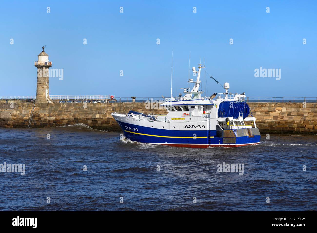 Doppio carro di perforazione 25 m, congelatore per gamberi, Audacious da 14 per la navigazione Clogherhead nel porto di Whitby Foto Stock