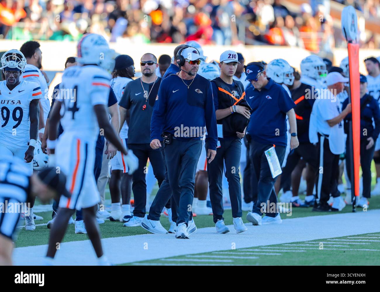 October 18, 2025:.UTSA Roadrunners head coach Jeff Traylor reacts to a penalty during the second half of the NCAA Football game between University Texas at San Antonio and the University of North Texas at DATCU Stadium in Denton, OK. Ron Lane/CSM (Credit Image: © Ron Lane/Cal Sport Media) (Cal Sport Media via AP Images) Foto Stock